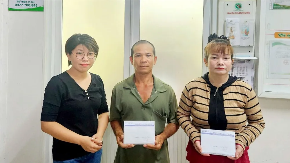 Báo SGGP trao tiền bạn đọc hỗ trợ đến gia đình 2 chị Nguyễn Thị Tuyền và Ngô Mỹ Uyên. Ảnh: GIAO LINH