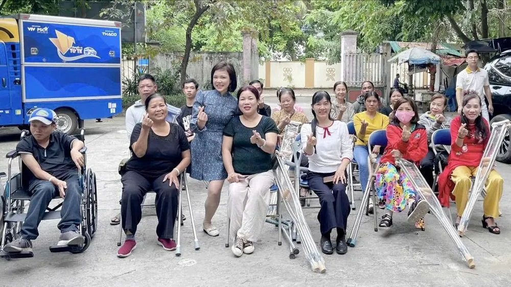 Từ dự án Nạng yêu thương, chị Bế Thị Băng đã trao hàng trăm đôi nạng và nhiều xe lăn đến người khuyết tật. Ảnh: TRẦN VÂN