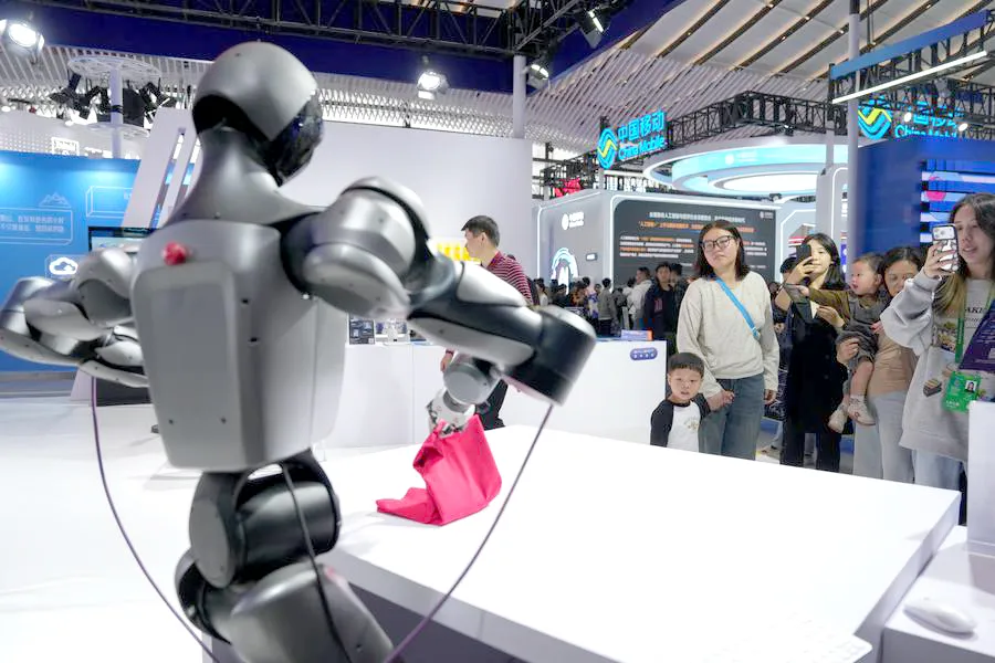Robot hình người của Trung Quốc tại Hội nghị Internet thế giới ở Chiết Giang, Trung Quốc. Ảnh: XINHUA