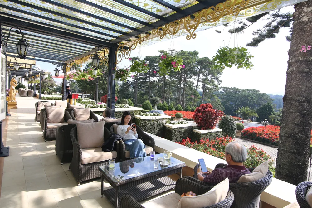Ban công của khách sạn Dalat Palce có không gian uống cà phê lý tưởng.JPG