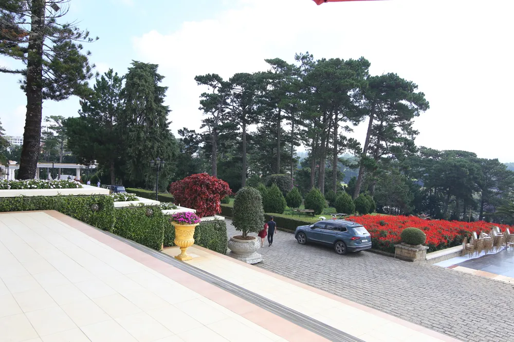 Không gian xanh trong khuôn viên khách sạn Dalat Palace.JPG