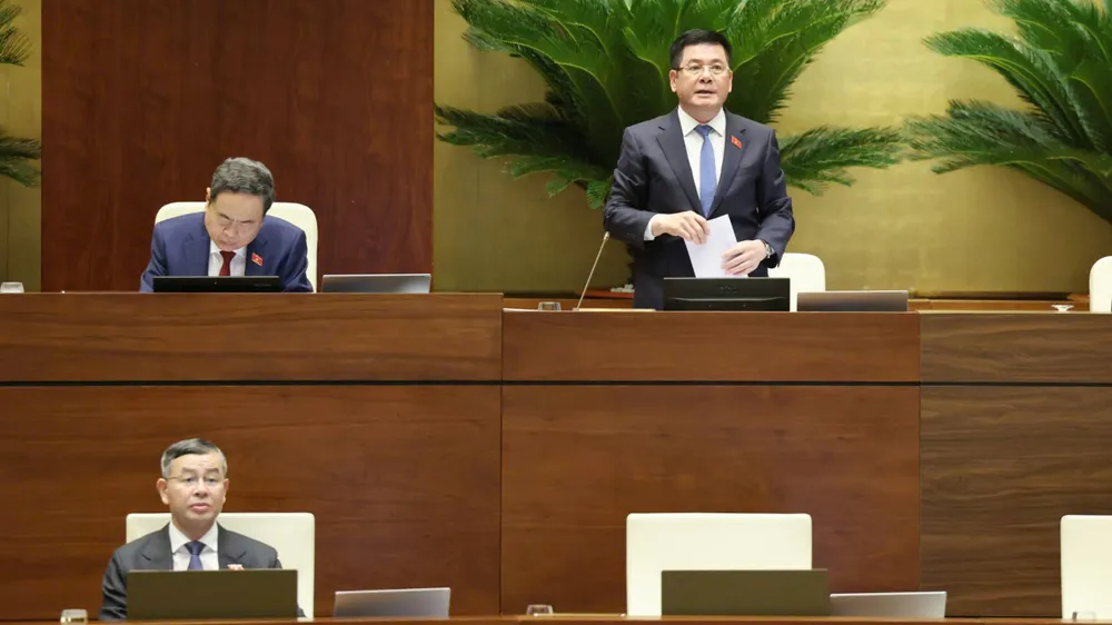 Phó Chủ tịch Quốc hội Nguyễn Hồng Diên điều hành phiên thảo luận tại hội trường của Quốc hội, chiều 7-8. Ảnh: QUANG PHÚC