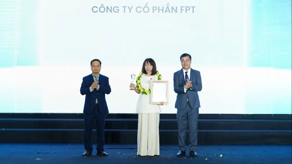 Bà Mai Thị Lan Anh, Giám đốc Truyền thông Tập đoàn FPT đại diện nhận vinh danh Top 10 công ty công nghệ uy tín 2026