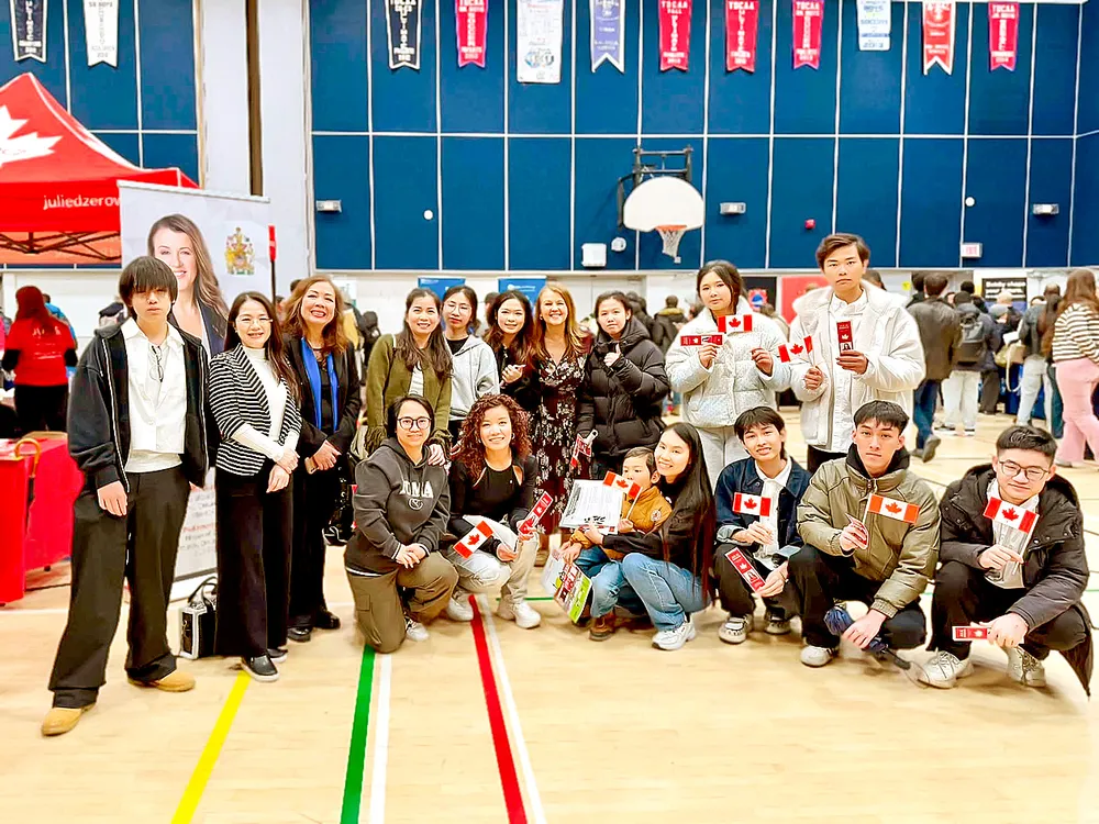 Các thành viên VYRH tham gia Hội chợ việc làm Devenport, Toronto, Canada. Ảnh: VYRH