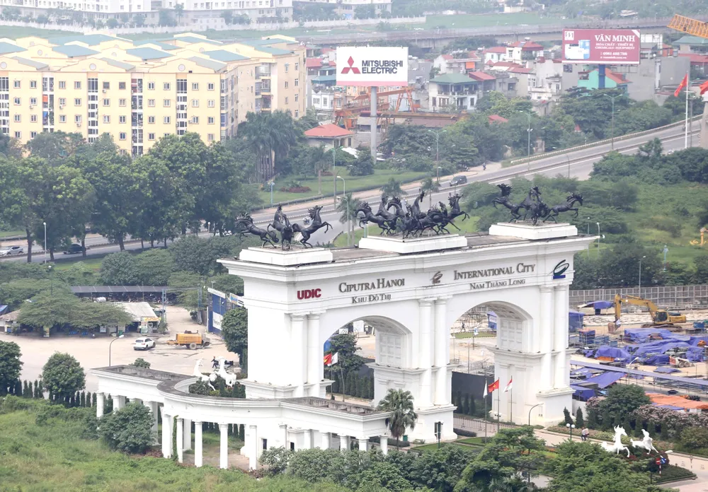 Hiếm hoi có khu đô thị ở Hà Nội ghi cả tiếng Việt trên biển tên đặt trước cổng. ẢNH: QUANG PHÚC