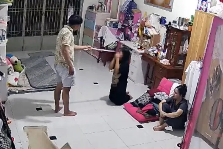 Hình ảnh bé gái 11 tuổi ở TP Đồng Nai bị “cha dượng” bạo hành dưới sự chứng kiến của mẹ ruột. Ảnh cắt từ clip