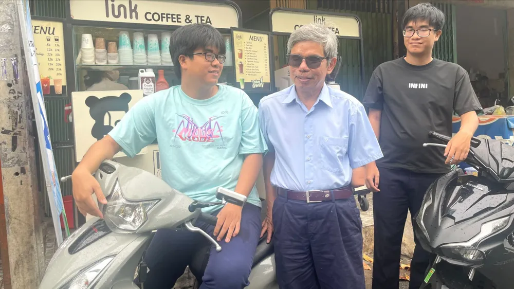 Hai con trai đưa ra xe, chuẩn bị chở ông Trần Văn Tản đi hỗ trợ những mảnh đời bất hạnh. ẢNH: DIỆU HIỀN