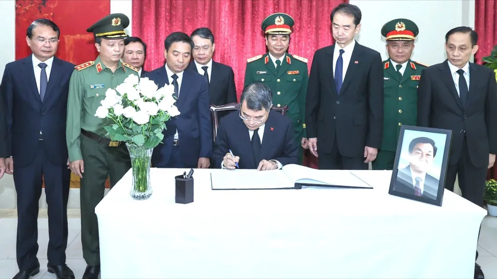 Thủ tướng Lê Minh Hưng dẫn đầu Đoàn đại biểu Đảng, Nhà nước, MTTQ Việt Nam đến viếng và ghi sổ tang tại Đại sứ quán Trung Quốc tại Việt Nam, sáng 18-8. Ảnh: ĐOÀN BẮC