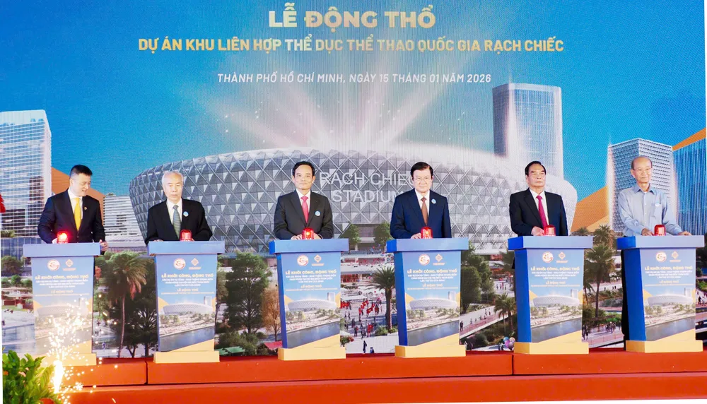 Đại biểu thực hiện nghi thức lễ động thổ Khu liên hợp Thể dục Thể thao Quốc gia Rạch Chiếc, ngày 15-1. Ảnh: HOÀNG HÙNG