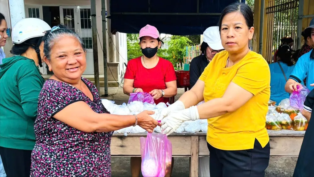 Những suất ăn nghĩa tình được chia sẻ cho người khó khăn ở ấp Long Nguyên (xã Long Điền, TPHCM). ẢNH: TRÚC GIANG
