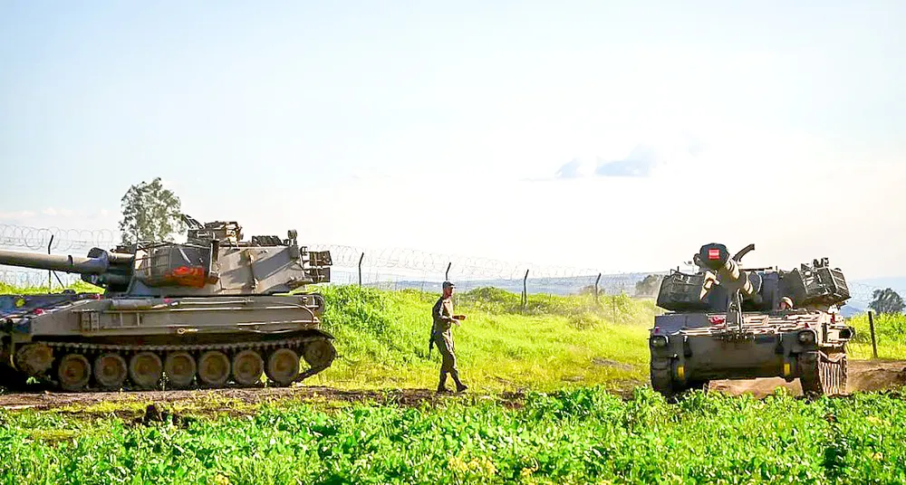 Các binh sĩ Israel tại một khu vực tập kết gần biên giới Israel với Syria ở miền Bắc Israel, ngày 28-2. Ảnh: MICHAEL GILADI/FLASH90