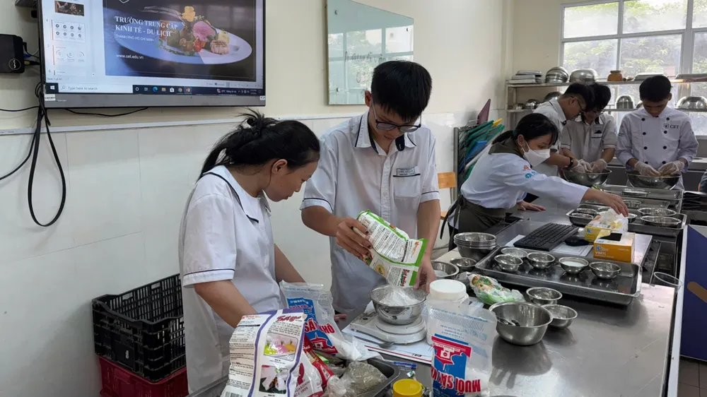 Học sinh Trung tâm GDTX Chu Văn An thực hành nghề song song với học văn hóa 