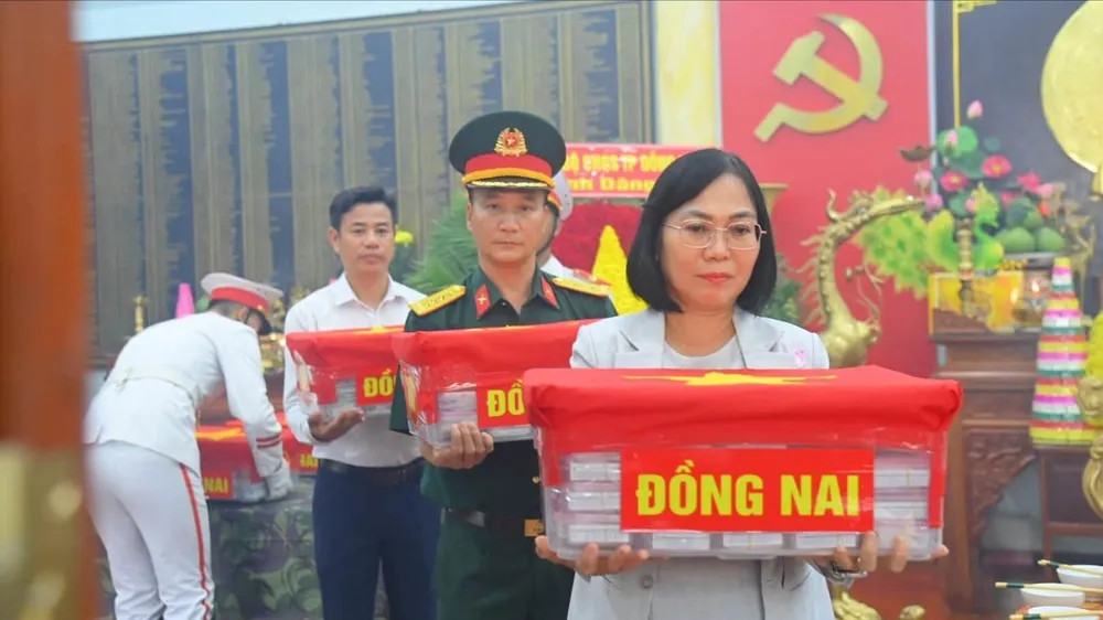 Trang trọng bàn giao các mẫu sinh phẩm hài cốt liệt sĩ để phục vụ giám định ADN. Ảnh: Bộ CHQS TPĐN