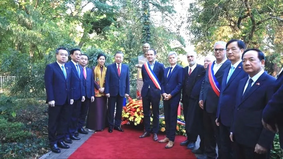 tong-bi-thu-chu-tich-nuoc-to-lam-dang-hoa-tai-tuong-chu-tich-ho-chi-minh-o-thanh-pho-montreuil-phap.jpeg