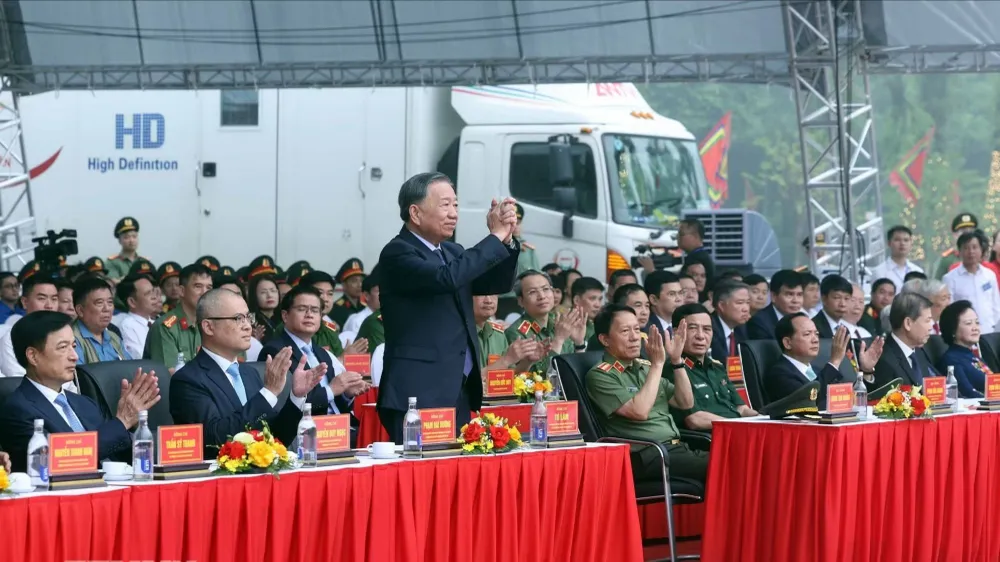 tong-bi-thu-chu-tich-nuoc-khanh-thanh-tuong-dai-bac-ho-voi-non-song.jpeg
