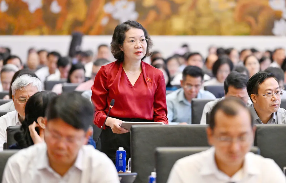 Đại biểu Mai Thị Phương Hoa (Ninh Bình) góp ý về Luật Xử lý vi phạm hành chính (sửa đổi). Ảnh: VIẾT CHUNG