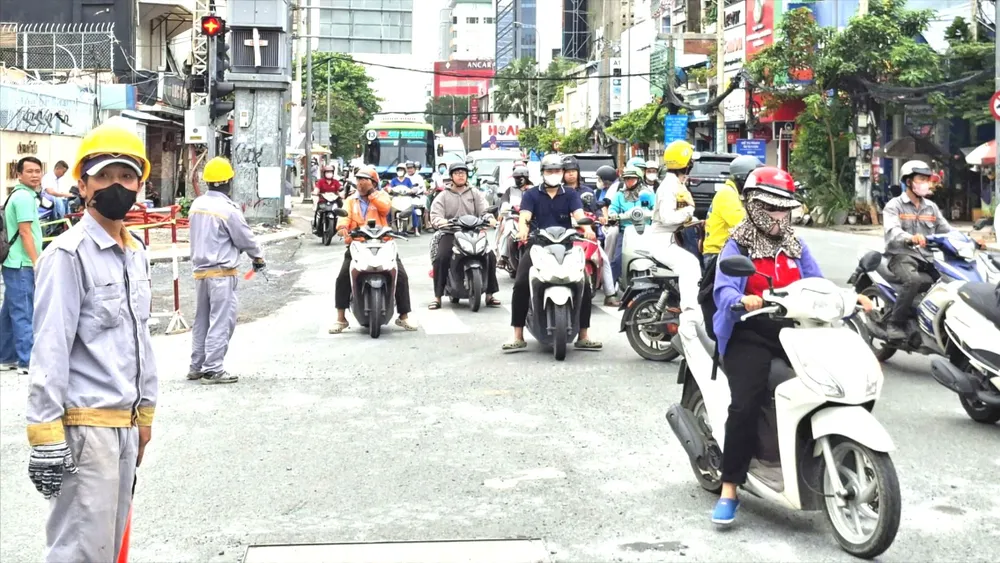 Các phương tiện lưu thông qua ngã tư Cách Mạng Tháng Tám - Nguyễn Thị Minh Khai (phường Bến Thành), sáng 10-10. Ảnh: QUỐC HÙNG