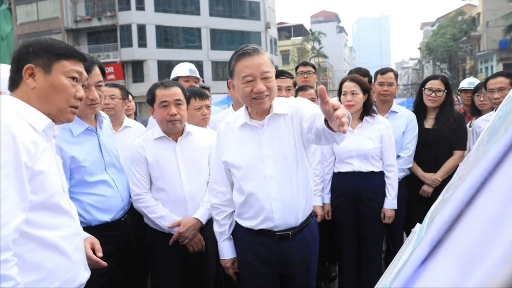 Tổng Bí thư, Chủ tịch nước Tô Lâm cùng đoàn công tác kiểm tra tiến độ Dự án đường Vành đai 2,5 đoạn qua địa bàn phường Cầu Giấy. Ảnh: QUANG THÁI