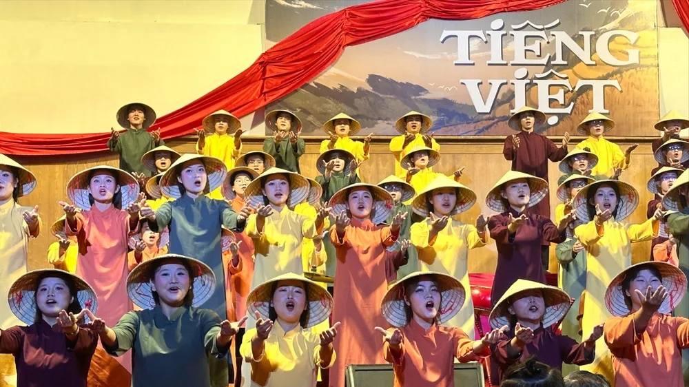 Hợp xướng Saigon Choir thể hiện “Tiếng Việt” của Nguyễn Lê Tâm, qua phần chuyển soạn của Quang Thái, để lại ấn tượng sâu sắc. Ảnh: THANH HIỆP
