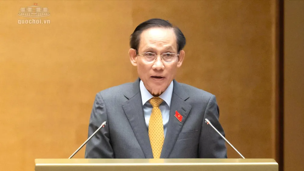 Bộ trưởng Bộ Ngoại giao Lê Hoài Trung trình bày Tờ trình về dự thảo Luật Thỏa thuận quốc tế (sửa đổi), sáng 18-10-2026. Ảnh: Quochoi.vn