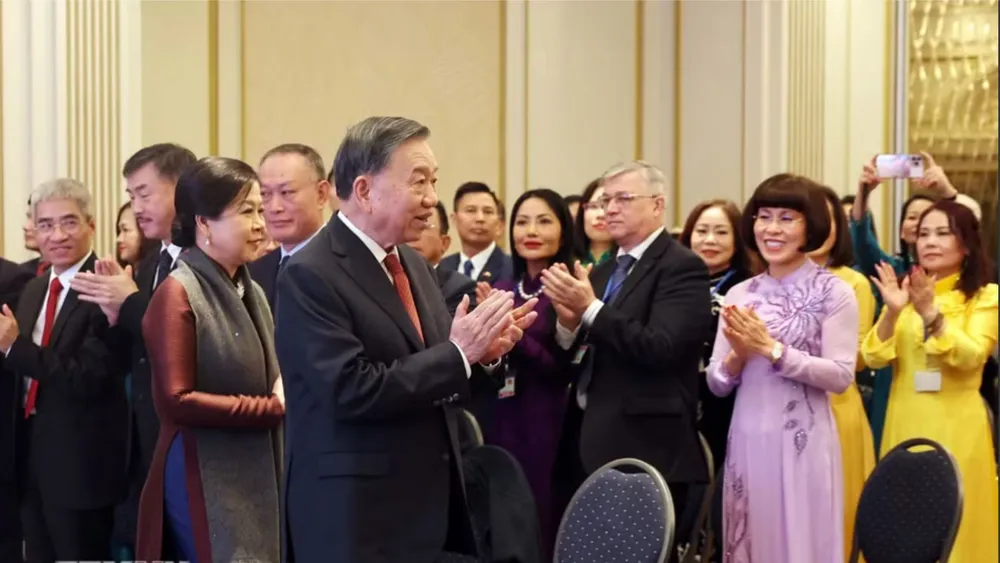 Tổng Bí thư, Chủ tịch nước Tô Lâm cùng Phu nhân Ngô Phương Ly gặp gỡ cán bộ, nhân viên Cơ quan đại diện Việt Nam tại Bỉ và đại diện cộng đồng người Việt Nam tại châu Âu. Ảnh: TTXVN