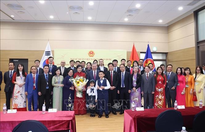 越南党中央总书记苏林与旅韩越南人代表合影。