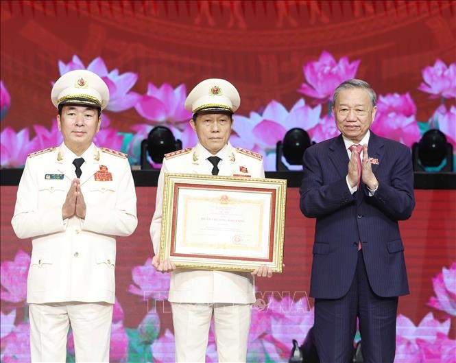 苏林总书记向人民公安力量授予金星勋章。