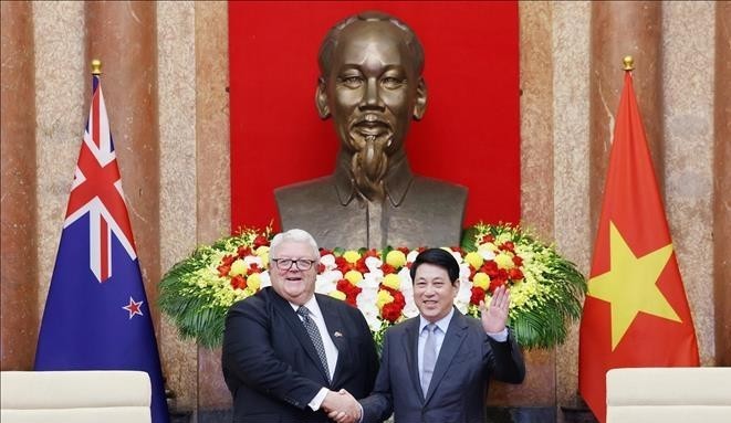 越南国家主席梁强会见新西兰议会议长格里•布朗利。