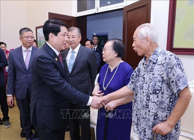 越南国家主席梁强会见中国友好人士家属代表。