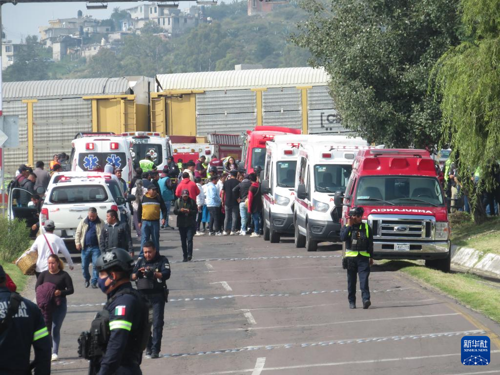 警务人员在墨在事故现场进行处置。