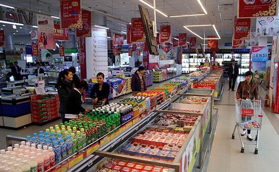 市民在超市购物。