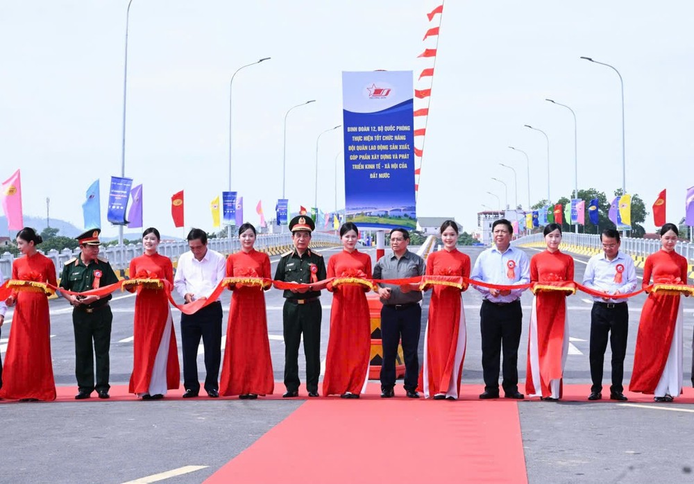 政府总理范明政与各代表为丰洲桥剪彩。