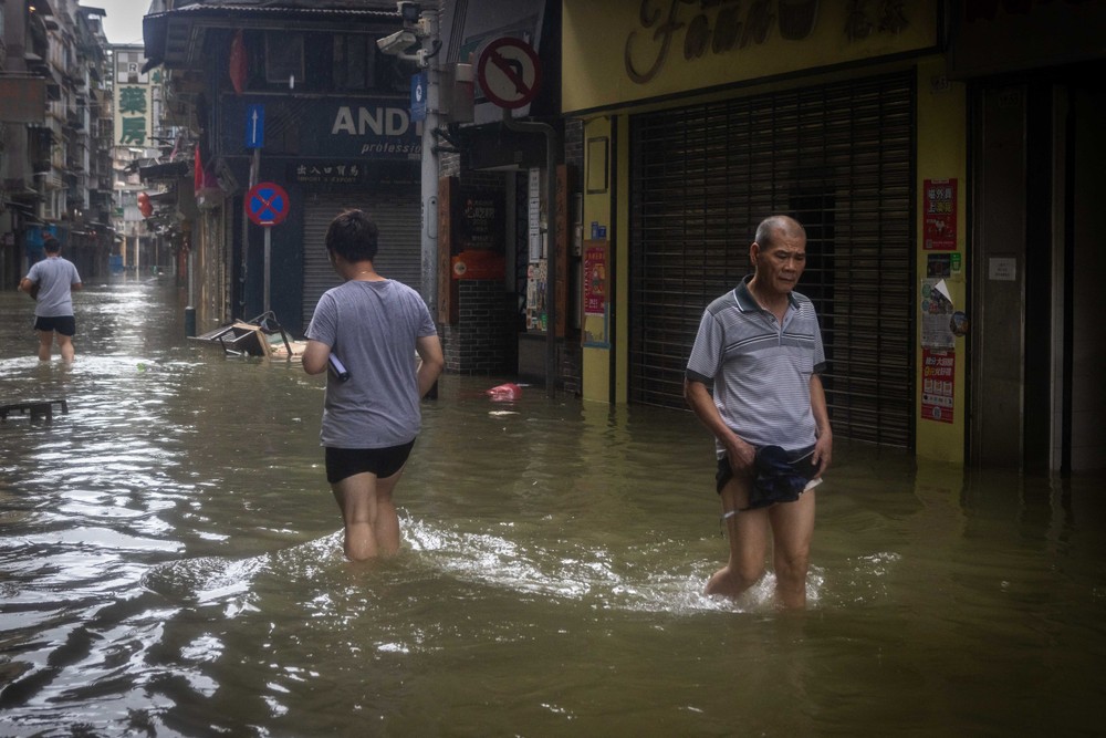 9 月 24 日的台风袭击中国澳门特别行政区，行人穿过被洪水淹没的街道。