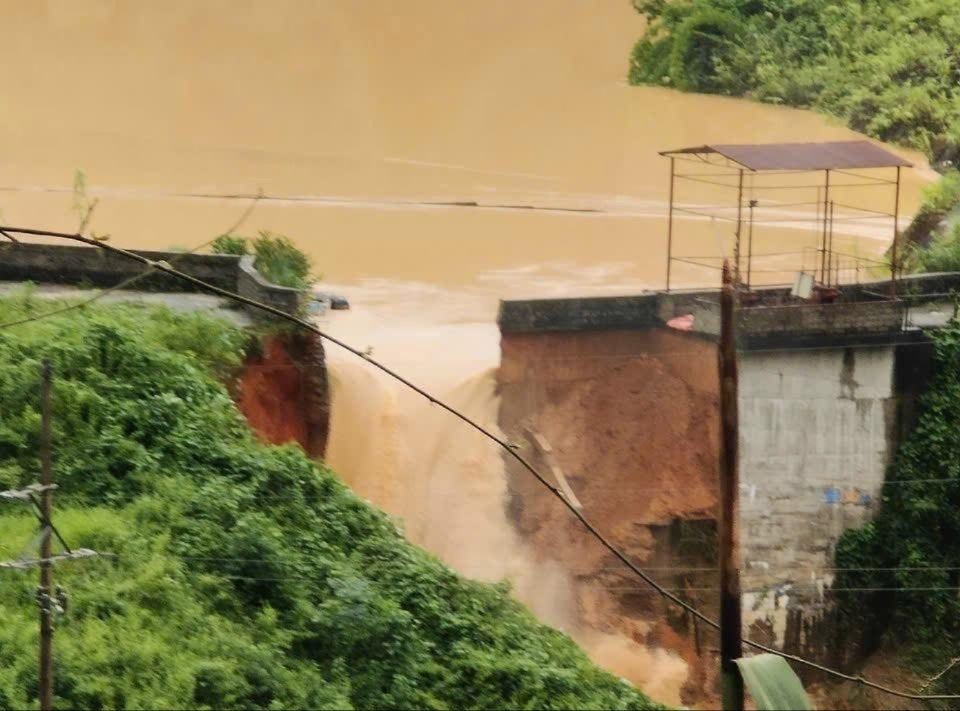 10月7日中午谅山省北溪水坝决堤。