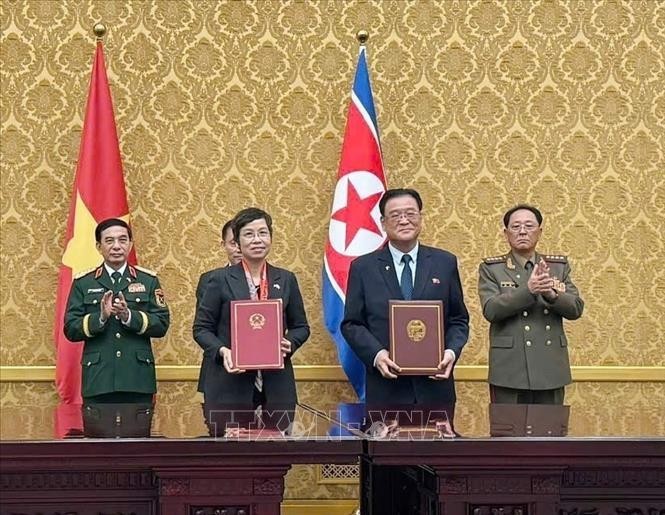 越通社社长武越庄与朝中社（KCNA）社长金炳浩签署合作协议。图自越通社