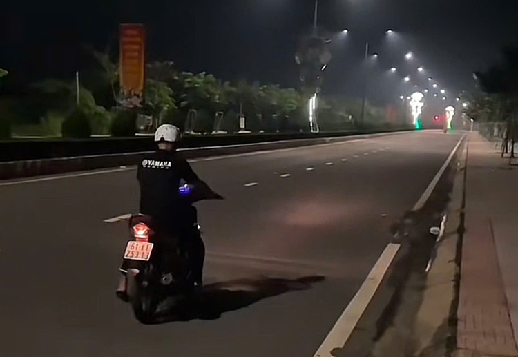  V.Q.T.骑摩托车“翘头”行驶。