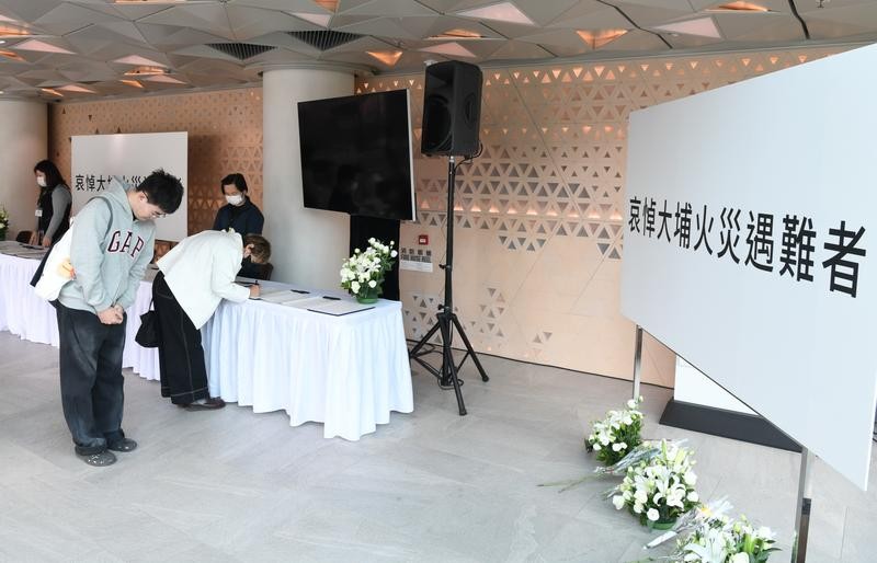 香港市民悼念大埔宏福苑火灾中罹难者。
