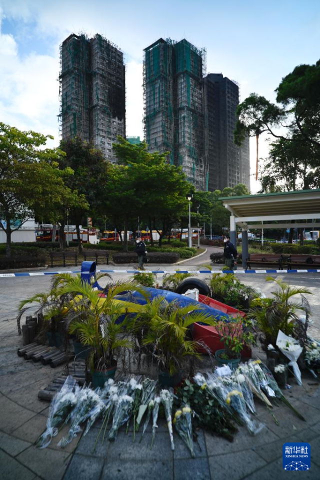 在火灾后的大埔宏福苑楼宇附近市民寄托哀思的花束。