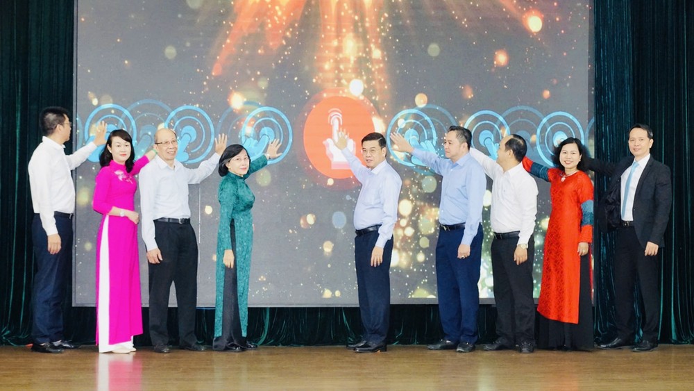 胡志明市人委会副主席阮文勇（中）与新定坊领导及旅游企业代表共同按下按钮，发布新旅游产品。