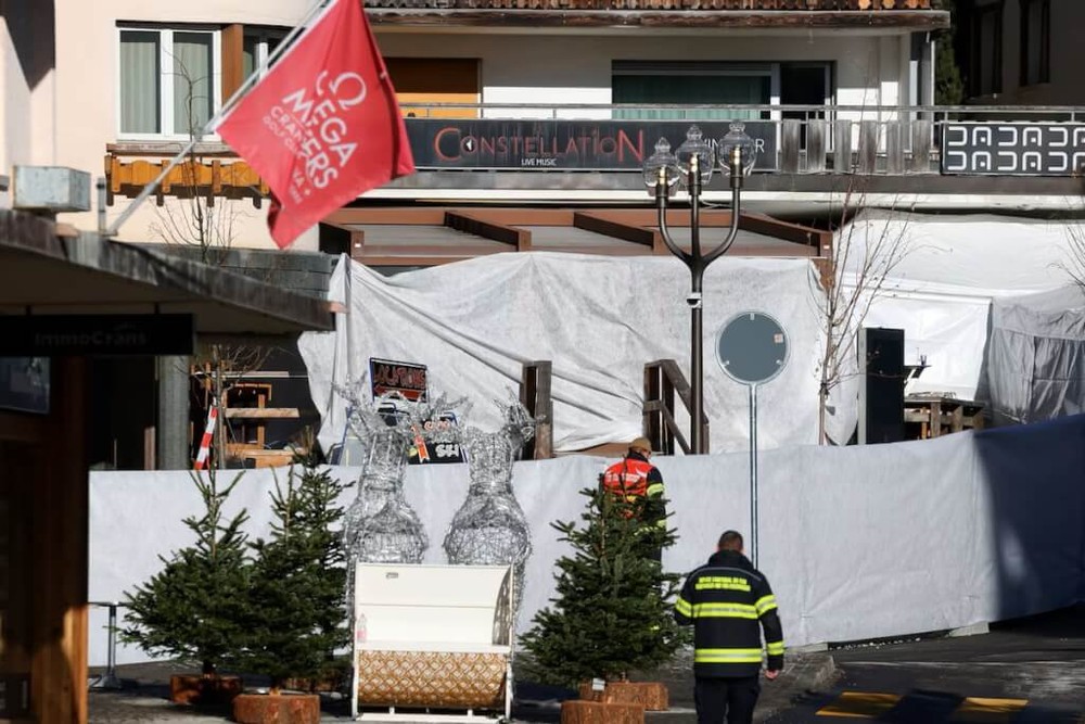 图为酒吧外救援人员。（图片取自路透社）