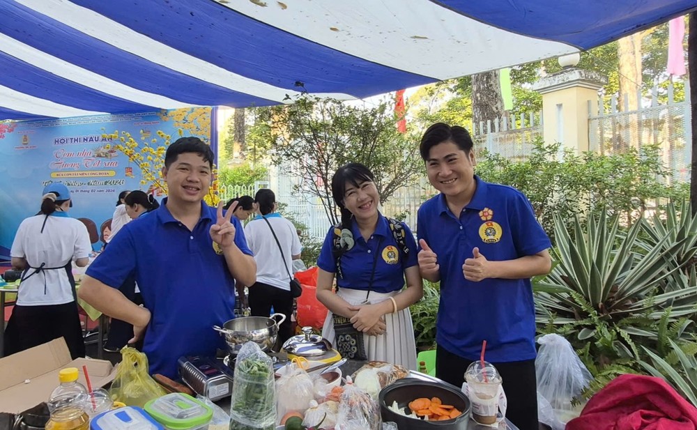 越、华会员参加烹饪比赛。