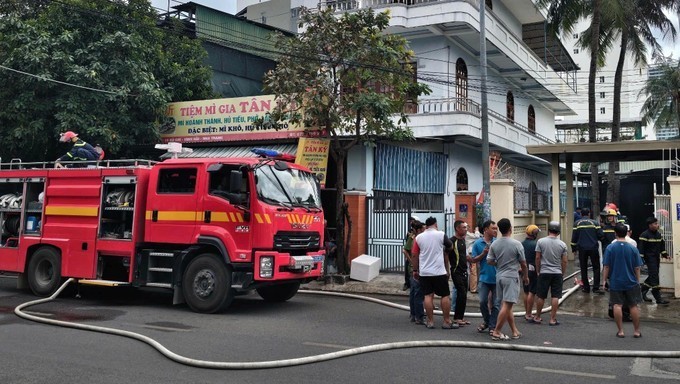 消防车抵达参加灭火。