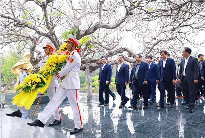 政府总理范明政一行敬献花圈。