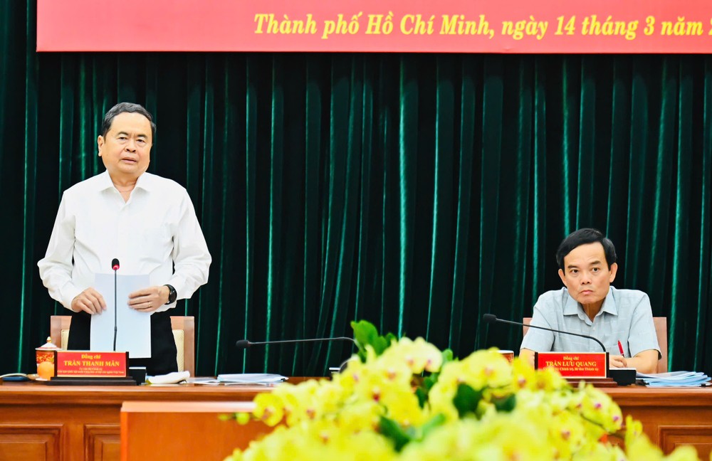 国会主席陈青敏发表讲话。