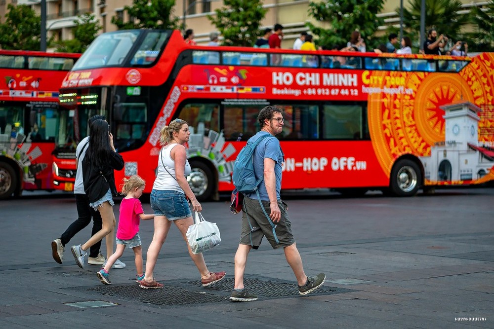 国际游客参观胡志明市。