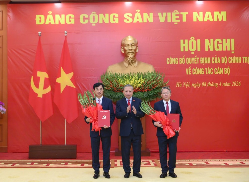 越南党中央总书记、国家主席苏林向中央组织部部长阮维玉和中央办公厅主任阮海宁颁发任命决定。图自越通社