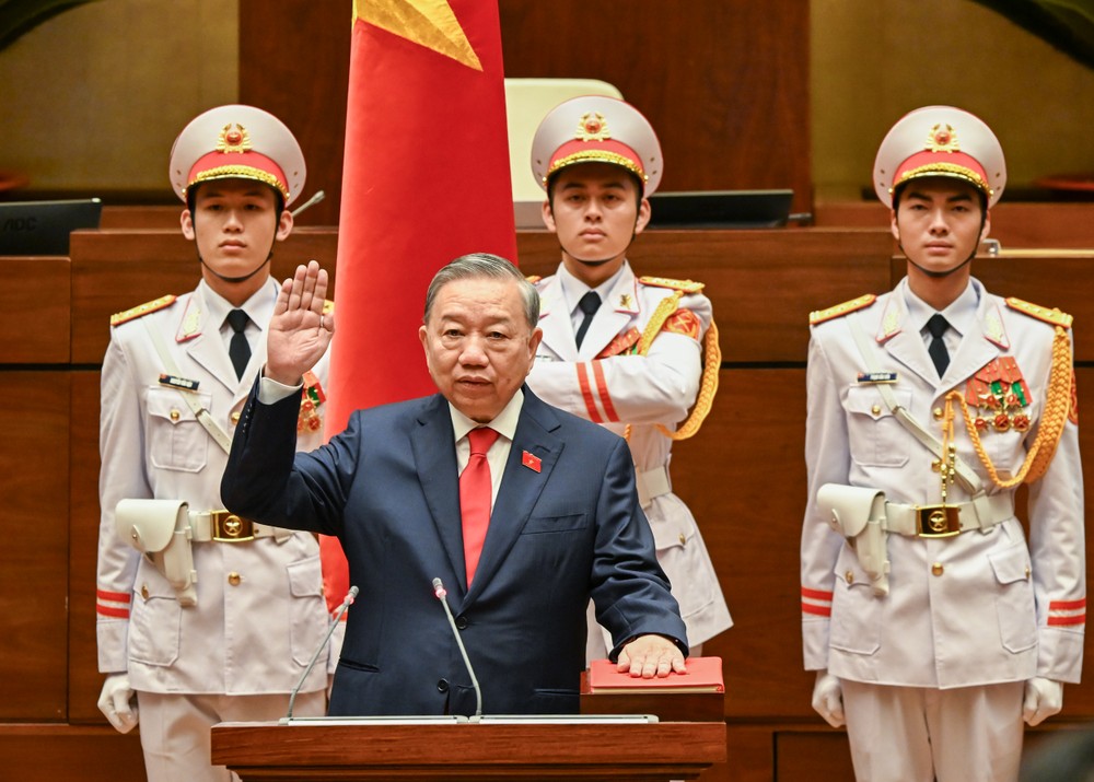 越南国家主席苏林宣誓就职。图自越通社 。