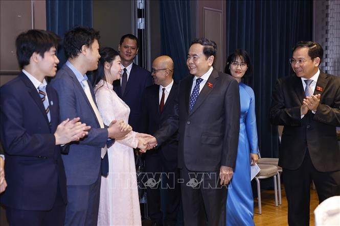 越南国会主席陈青敏在米兰市会见在意大利的越南学生会及优秀留学生代表。图自越通社