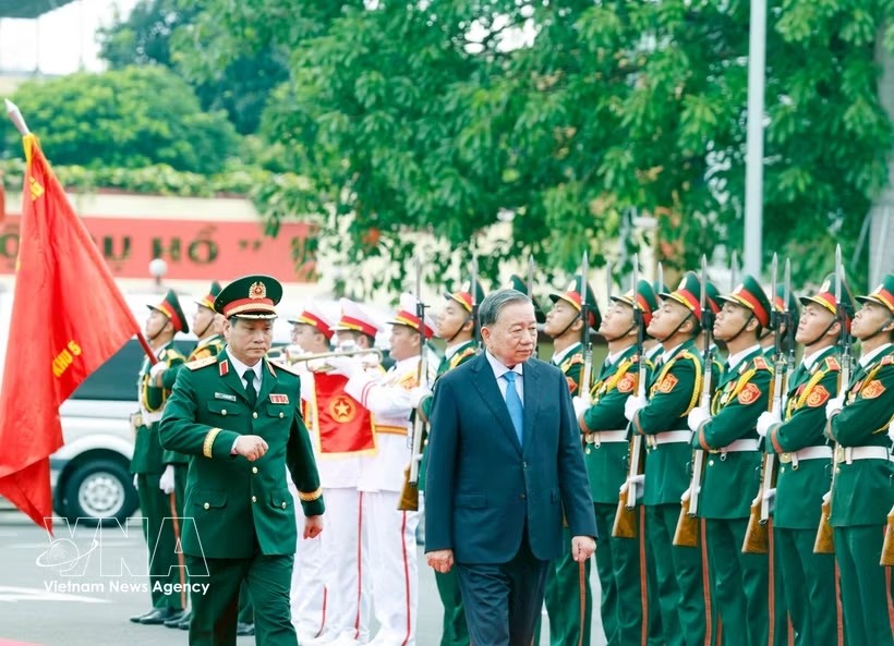 党中央总书记、国家主席、中央军委书记苏林出席第五军区司令部“人民武装力量英雄”称号颁授仪式。图：越通社
