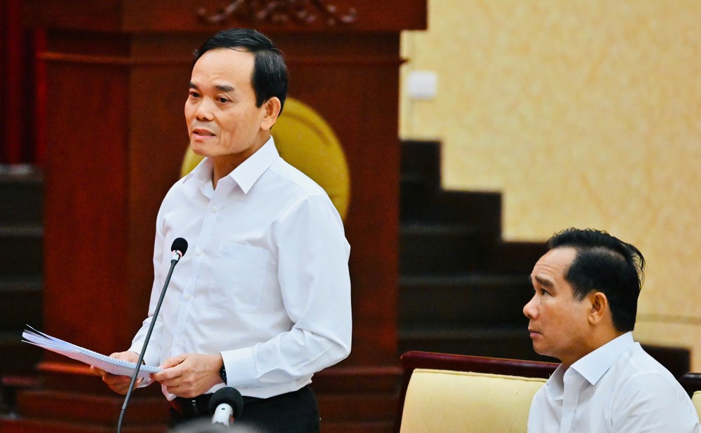 胡志明市委书记陈留光在工作会议上发言。